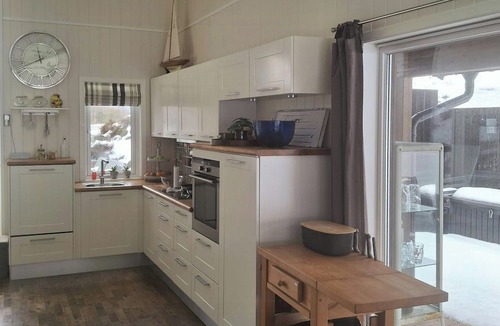 Spangereid House | Beach cottage with sea view by Grønsfjorden