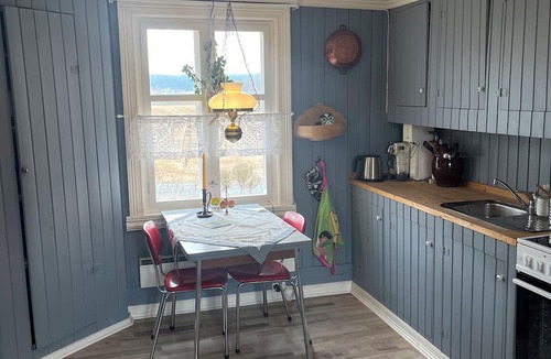 Marker Cabin | Veslestua, located on a cozy farmstead by Lake Rødenessjøen