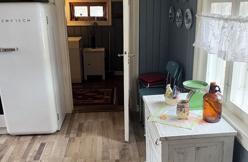 Marker Cabin | Veslestua, located on a cozy farmstead by Lake Rødenessjøen