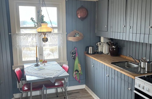 Marker Cabin | Veslestua, located on a cozy farmstead by Lake Rødenessjøen