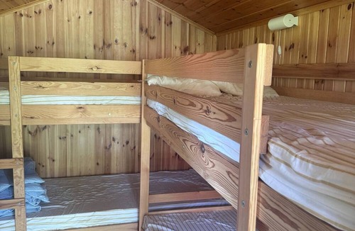 Hallsberg Cabin | Forest idyll by the lake with zip line