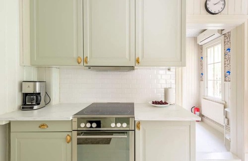 Huvudsta Apartment | Historisk lägenhet nära stan vid vattnet