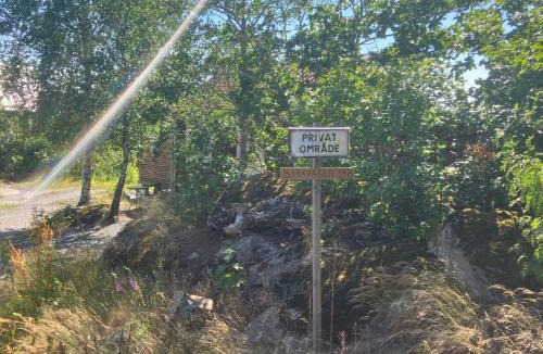Vendelso Apartment | Mysig stuga i lugnt villaområde nära natur och strand