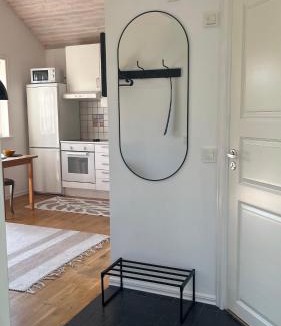 Vendelso Apartment | Mysig stuga i lugnt villaområde nära natur och strand