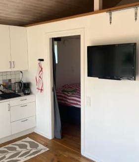 Vendelso Apartment | Mysig stuga i lugnt villaområde nära natur och strand