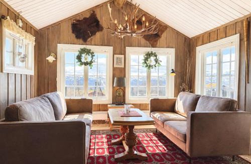 Beitostolen House | Welcoming Cabin With Fireplace Modern Kitchen