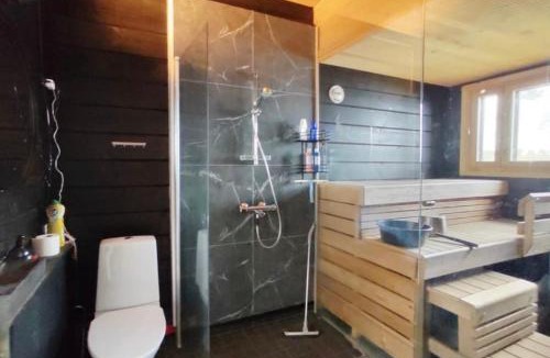 Laukaa Apartment | Forest lakehouse A with jacuzzi