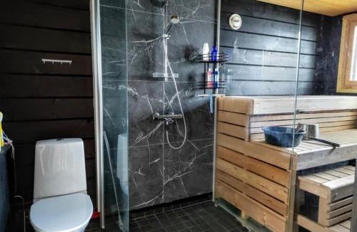Laukaa Apartment | Forest lakehouse A with jacuzzi