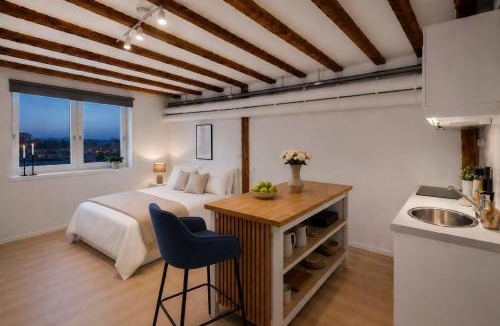 Trondheim City Centre Apartment | Canal View ! Central, 200 m from Train Station !