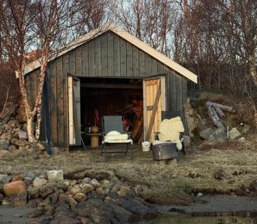 Austvagoy House | Lofoten hytte med nydelig beliggenhet ved vannet
