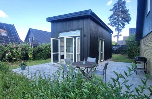 Oster House | Cozy tiny house with private patio, Malmö