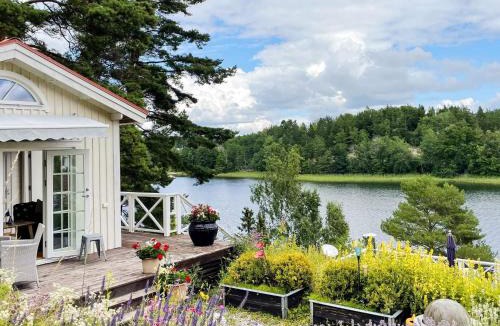 Skalsmara House | Lakeside Cabin with Panoramic Views