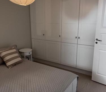 Fjallbacka Apartment | Fjallbacka, Modern nyproducerad lägenhet med egen parkering och laddning