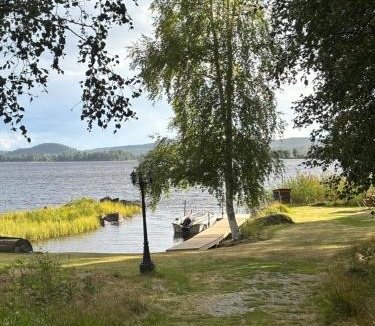 Grangarde House | Mysig timmerstuga med sjötomt