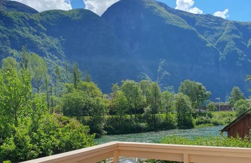 Ardalstangen Apartment | Scenic Riverside Stay Årdalstangen