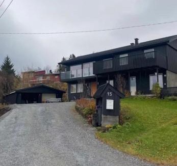 Finnsnes House | Rom med sjøutsikt sentralt på Finnsnes