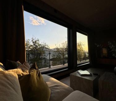 Laukeng Apartment | Private Cabin in Malangen Northern Lights and Fjord