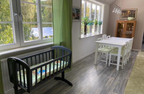Hokerum Apartment | Stor lägenhet ovanpå café ute på landet