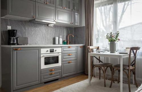Liljeholmen - Hagersten Apartment | Bright Studio Apartment - 20 Min to City