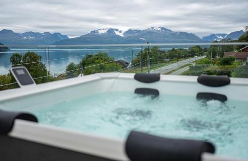 Kafjord Apartment | Mountain View Apartment
