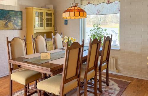 Hoor House | Countryside house near lake, golf course & castle