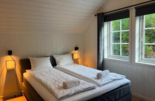 Skulestad Ski Chalet | Panoramic Mountain & Lake Views - Modern Large Chalet - Free Parking