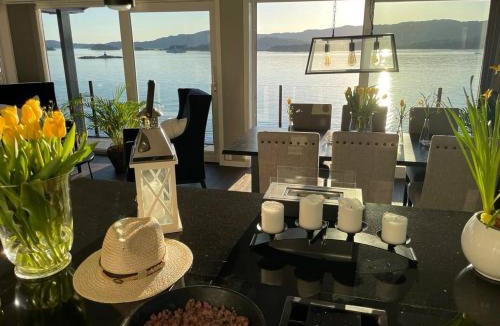Ytrebygda Villa | Sea house with private dock near Bergen Flesland