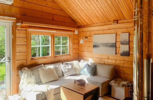 Ryd House | Log cabin with hot tub and nature right outside