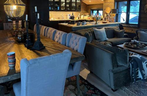 Tørdal House | Luxury mountain cabin with hot tub and ski trails