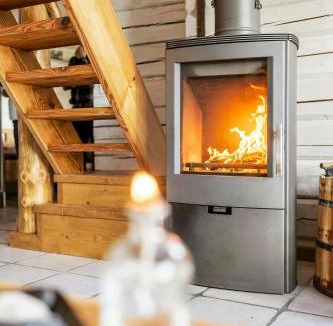Hestra House | Timber cabin with sauna by the lake in Isaberg
