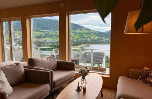 Voss Apartment | Panoramic Water Views - Modern Home - Free Parking