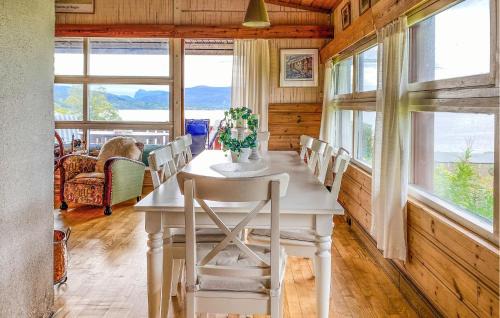 Askvoll House | Nice Home In Holmedal With House A Panoramic View
