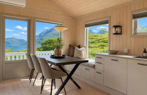 Austvagsoya House | Wellness cabin - Beach, Sauna, Jacuzzi