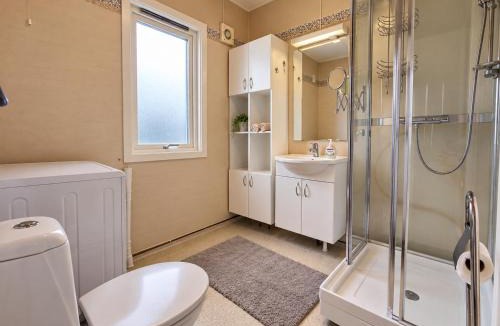 Tromso House | Isrenna House - 2-Storey 3-Bedroom Home in Tromsø - Free Parking