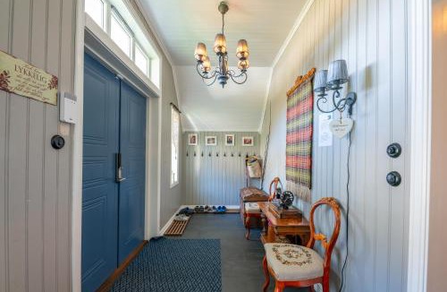 Flakstad House | Nesland i Lofoten, romslig feriehus med havutsikt, badstue og badestamp