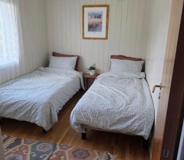 Torjulvagen House | Romslig feriehus nær sjøen, mulighet for båt