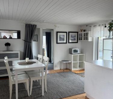 Tibro House | Stuga med spabad närhet till sjön Örlen