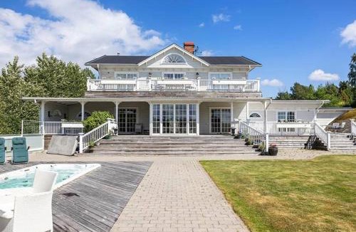 Motala House | Pentry med sjöutsikt i Villa Forza