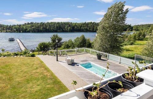 Motala House | Pentry med sjöutsikt i Villa Forza
