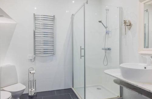 Motala House | Pentry med sjöutsikt i Villa Forza