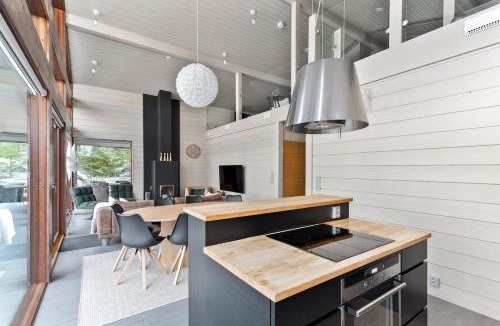 Ahtari Villa | Villa Naava Laikka - Luxus huvila järvinäkymällä ja ulkoporealtaalla