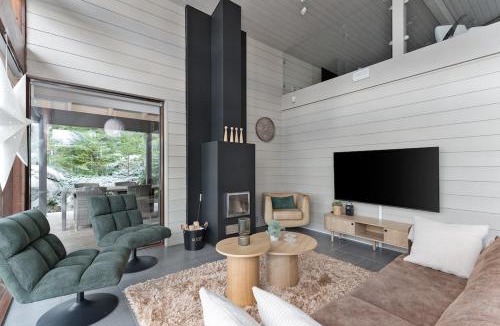 Ahtari Villa | Villa Naava Laikka - Luxus huvila järvinäkymällä ja ulkoporealtaalla