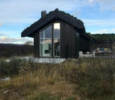 Hovden House | Cozy Architect-Designed Cabin With River View