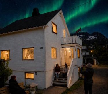 Sørvagen Hostel | Tiny House - The LOWFO House Lofoten