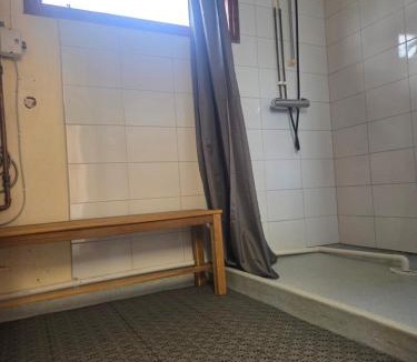 Sandviken House | Ofvansjö Gård , Enkel stuga för övernattning på ett fd militärområde