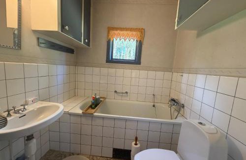 Ljungsarp House | Swedish Villa 3bedroom 2living room &Traditional Timber Cabin Near Lakes and hiking