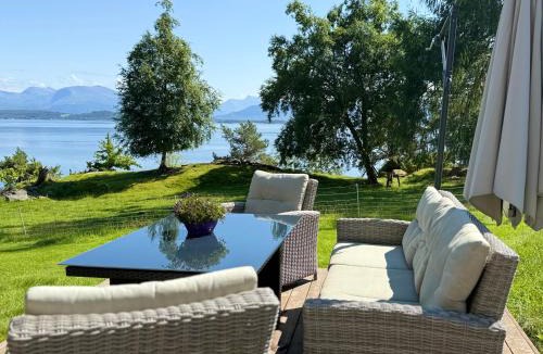 Molde House | Draget gård, idyllisk småbruk ved sjøen