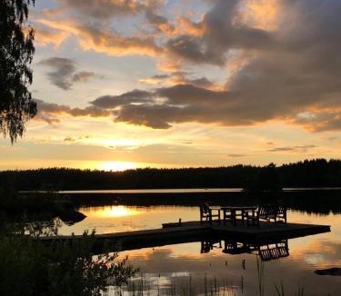 Svarvaremala House | Schwedenmagie Exklusives Schwedenhaus am See mit Boot und Gästehaus