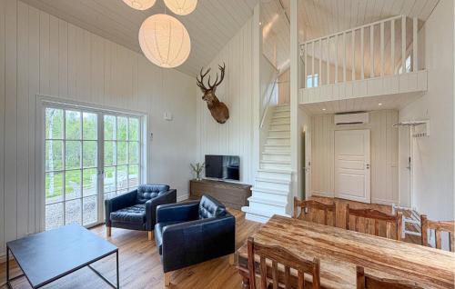 Holsbybrunn House | Beautiful Home In Holsbybrunn With Wifi