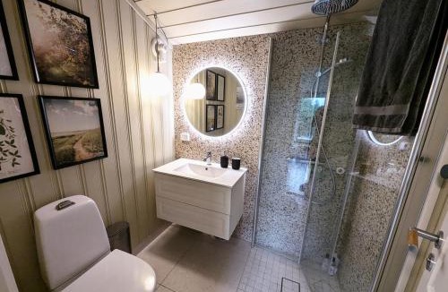 Hobol Municipality House | Modern cabin by Lake Lyseren with large private grounds